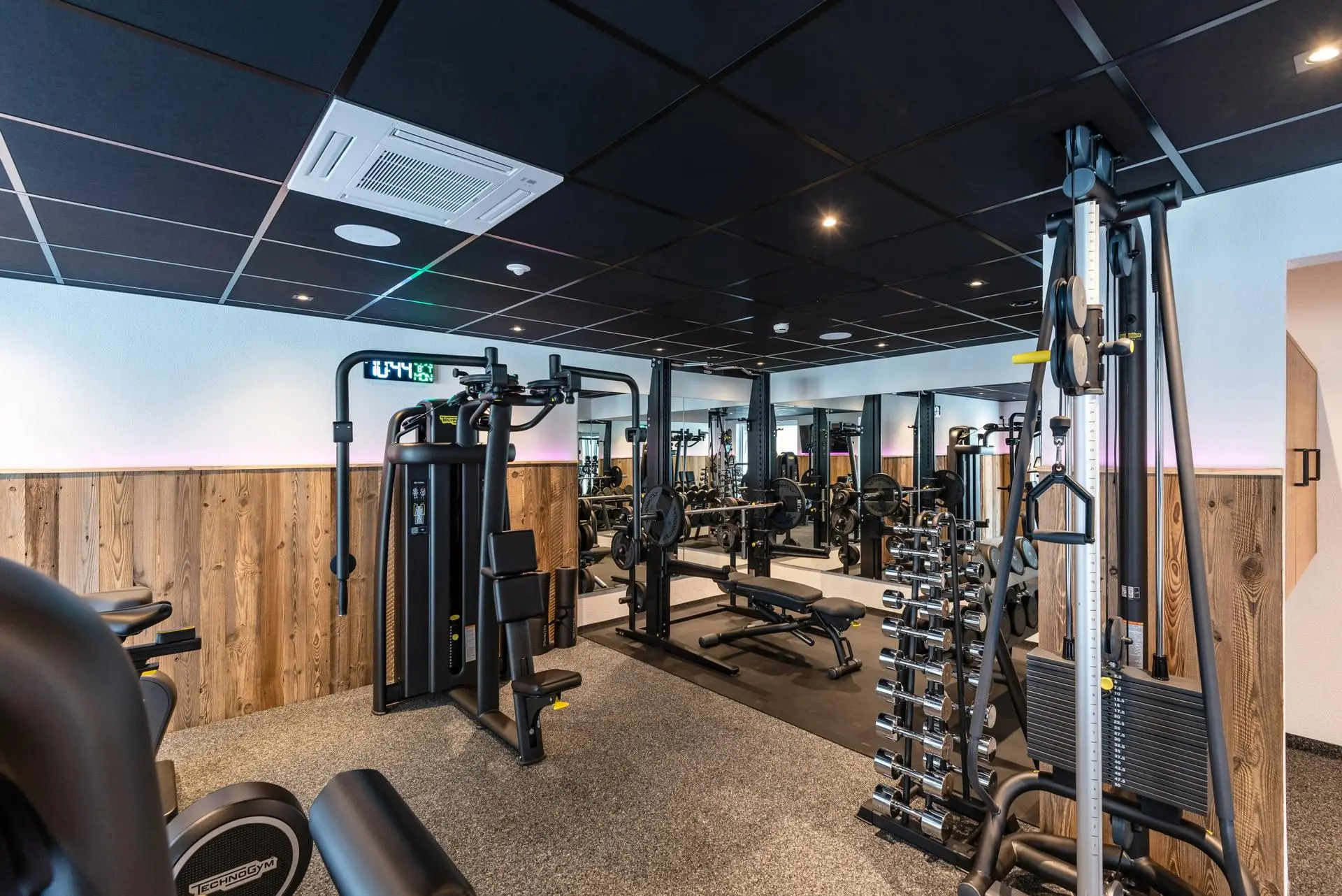 Fitnessbereich im Hotel mit Kraftstation